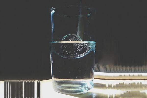 玻璃杯